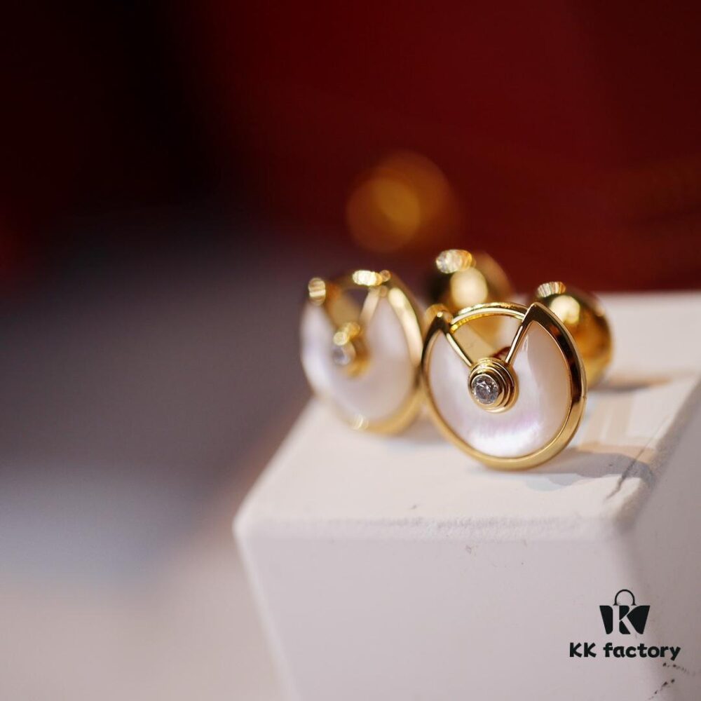 Cartier Amulette de Cartier Classic Pendant Earrings, Exquisite CNC-Carved Double-Tone Design with White Mother-of-Pearl and Green Malachite, Triple-Layer Flying Saucer Center with Full Dual-Side Diamond Setting