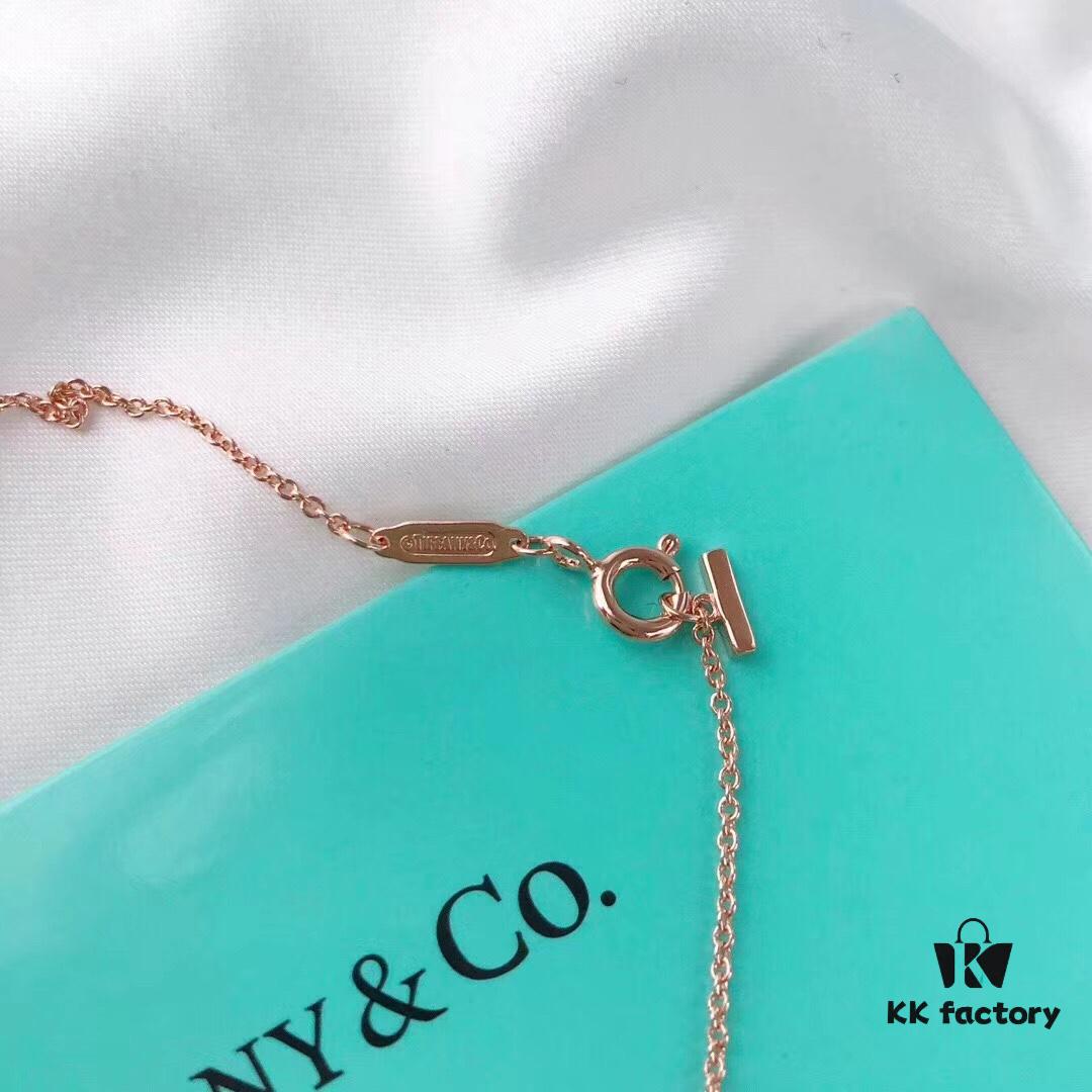 Tiffany Smiley Necklace, Rose Gold Without Diamonds! Original 1:1 Replication Upgrade Version! Comes with Tiffany Counter K-Gold Packaging! Absolutely Elegant and High-End! Made from 925 Sterling Silver with Vacuum Micro-Plated 18K Real Gold, Chain Length 45cm. Classic, Simple and Elegant Design with Beautiful Meaning – Smiling Brings Good Luck and Positivity to Life. Favored by Celebrities Such as Yuan Quan and Ruby Lin. Exquisite Craftsmanship and Perfect Details!