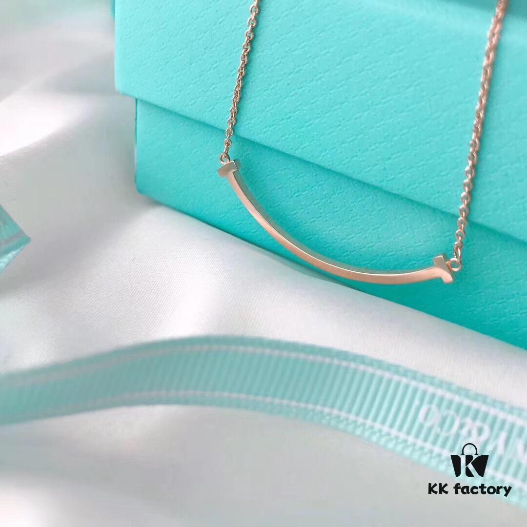 Tiffany Smiley Necklace, Rose Gold Without Diamonds! Original 1:1 Replication Upgrade Version! Comes with Tiffany Counter K-Gold Packaging! Absolutely Elegant and High-End! Made from 925 Sterling Silver with Vacuum Micro-Plated 18K Real Gold, Chain Length 45cm. Classic, Simple and Elegant Design with Beautiful Meaning – Smiling Brings Good Luck and Positivity to Life. Favored by Celebrities Such as Yuan Quan and Ruby Lin. Exquisite Craftsmanship and Perfect Details!