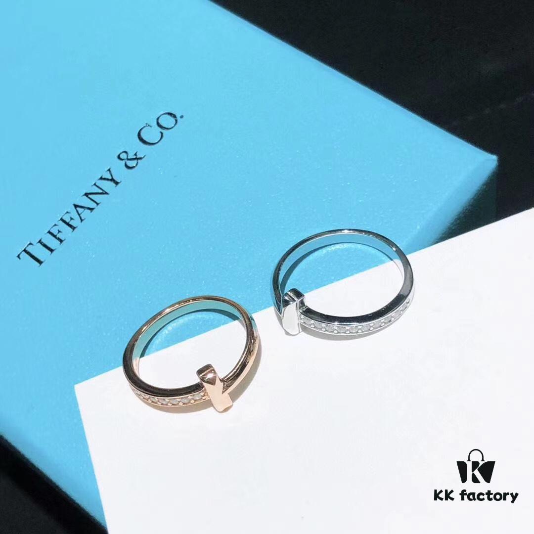 This year's must-have blockbuster ring – Tiffany & Co.'s brand-new T1 half-diamond ring with micro-pavé setting, more three-dimensional and textured than the previous version, exuding a whole new level of beauty in rose gold and white gold.