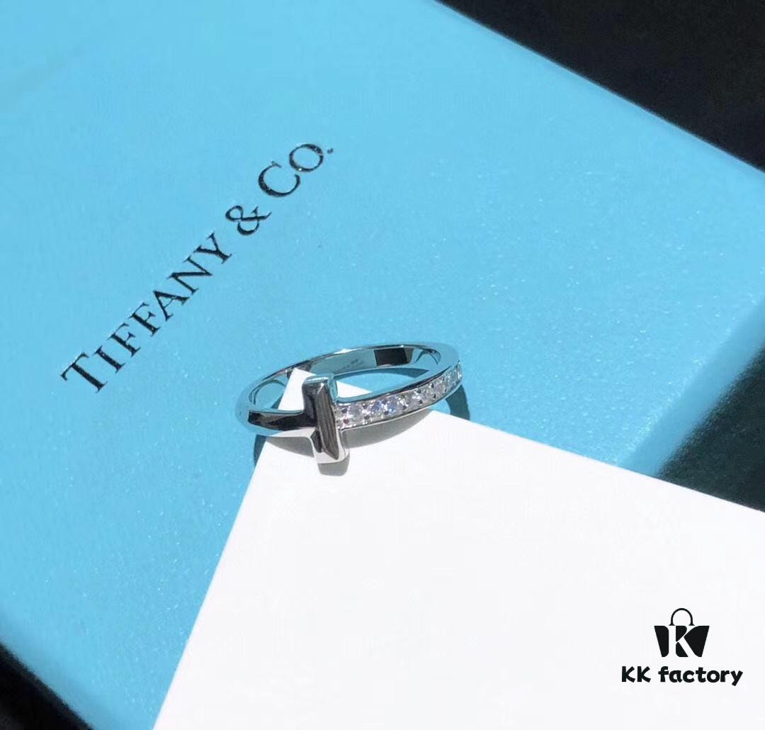 This year's must-have blockbuster ring – Tiffany & Co.'s brand-new T1 half-diamond ring with micro-pavé setting, more three-dimensional and textured than the previous version, exuding a whole new level of beauty in rose gold and white gold.