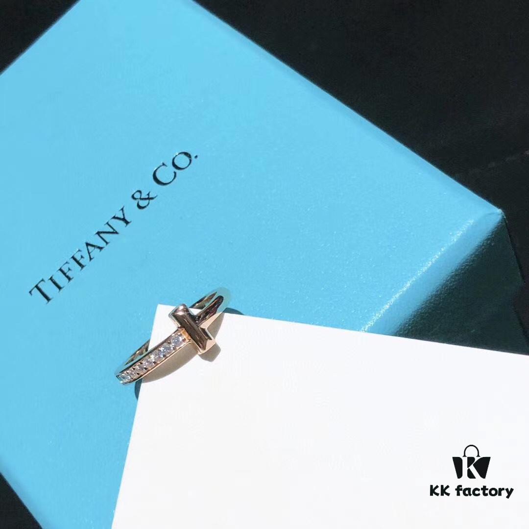 This year's must-have blockbuster ring – Tiffany & Co.'s brand-new T1 half-diamond ring with micro-pavé setting, more three-dimensional and textured than the previous version, exuding a whole new level of beauty in rose gold and white gold.