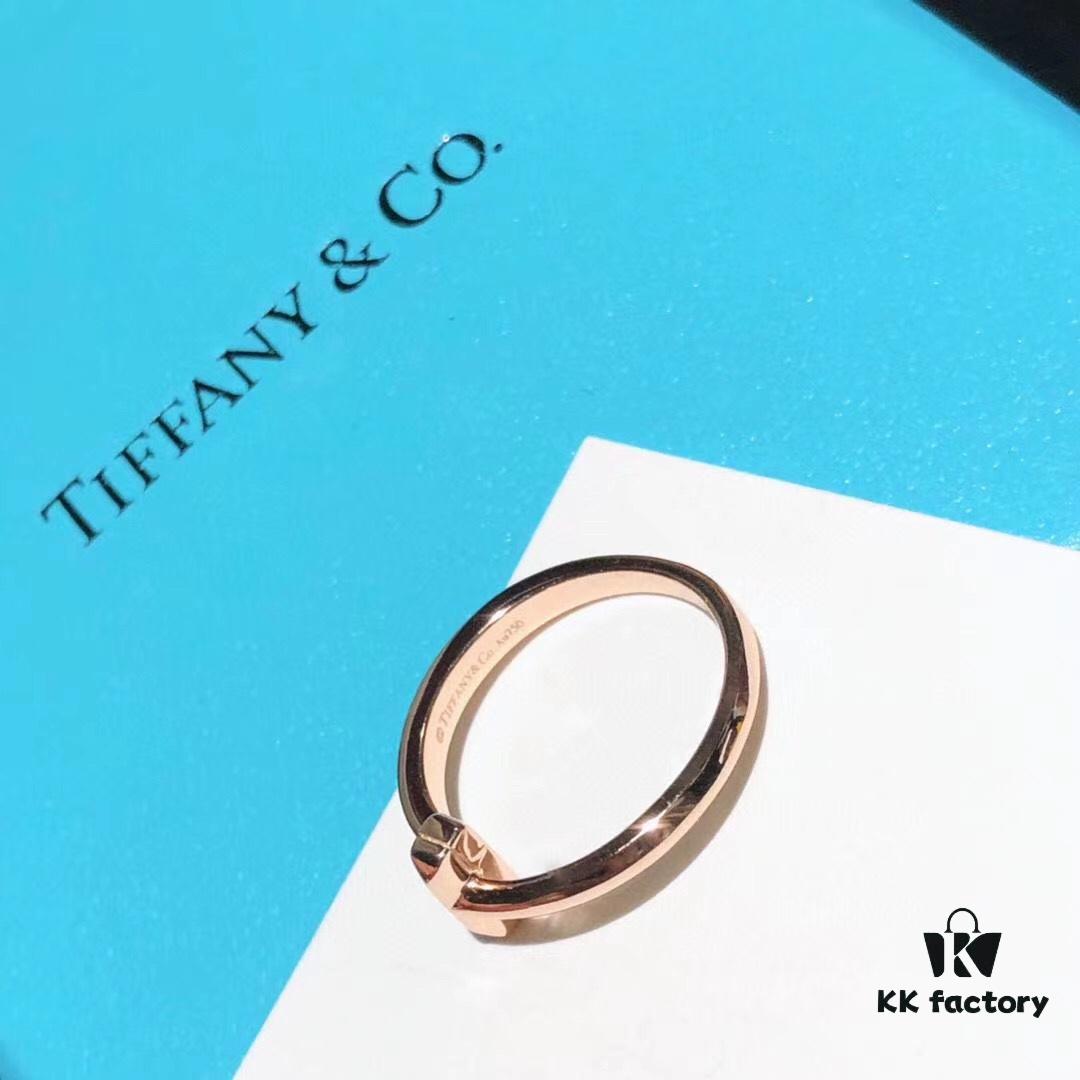 This year's must-have blockbuster ring – Tiffany & Co.'s brand-new T1 half-diamond ring with micro-pavé setting, more three-dimensional and textured than the previous version, exuding a whole new level of beauty in rose gold and white gold.