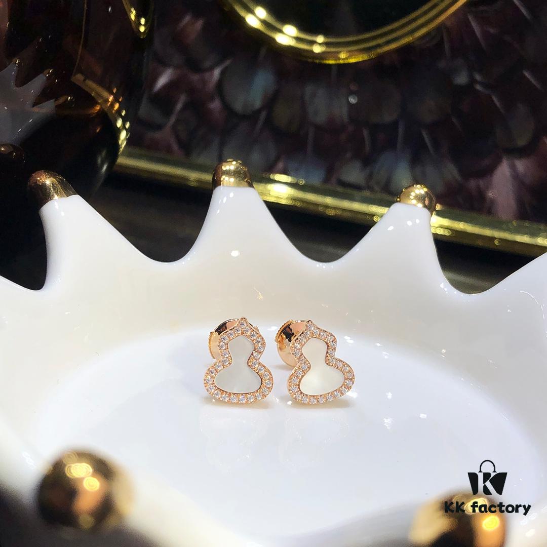 Gourd Green Jadeite, Green Agate, White Mother-of-Pearl Stud Earrings