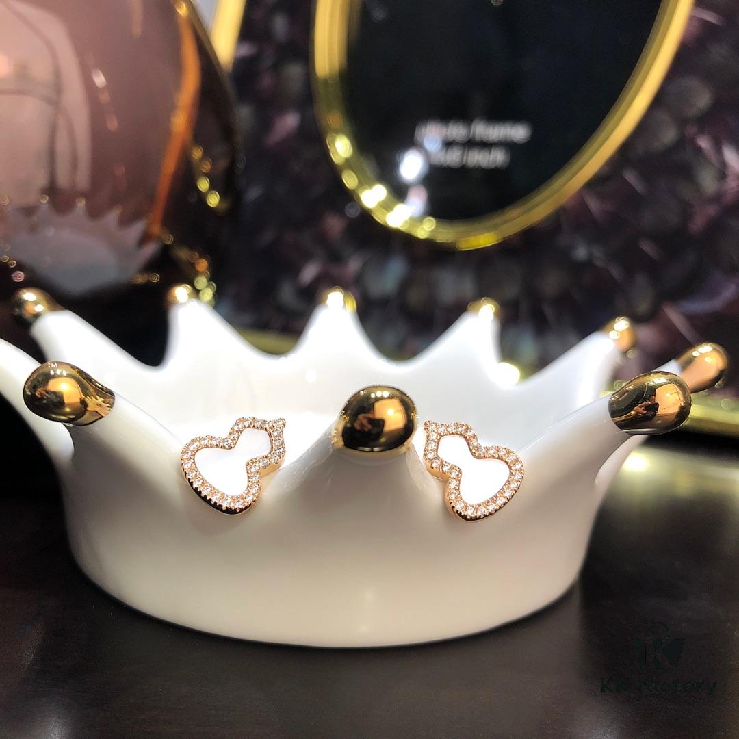 Gourd Green Jadeite, Green Agate, White Mother-of-Pearl Stud Earrings