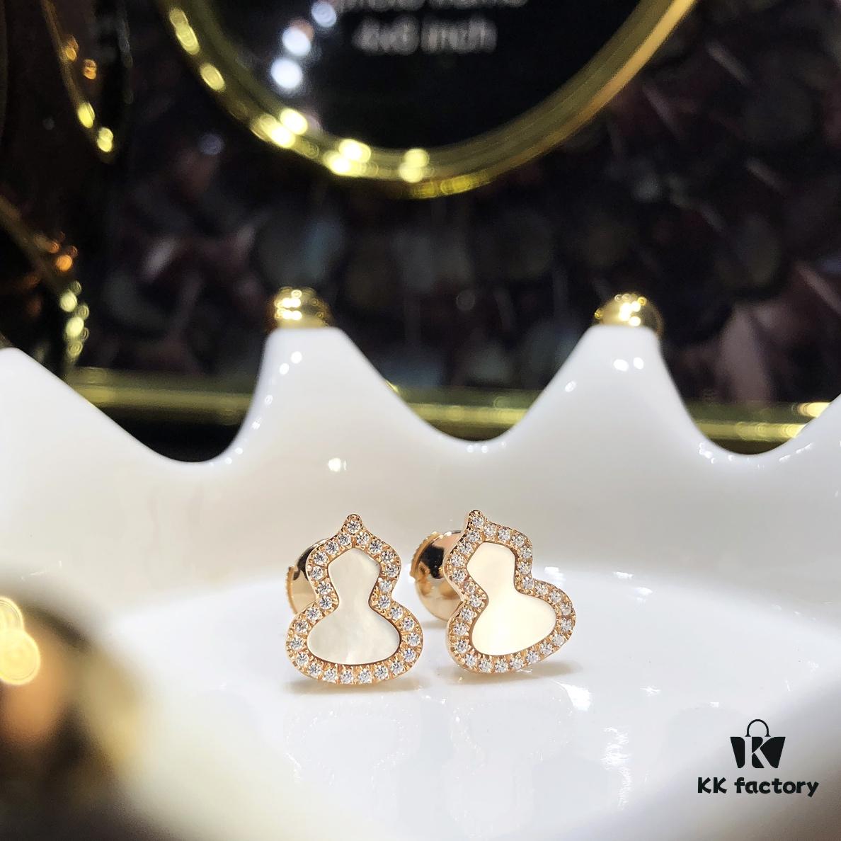 Gourd Green Jadeite, Green Agate, White Mother-of-Pearl Stud Earrings