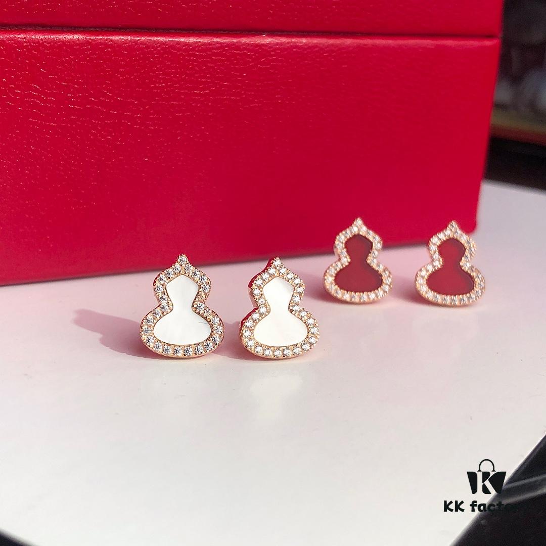 Gourd-shaped Green Jadeite, Green Agate, and White Mother-of-Pearl Stud Earrings