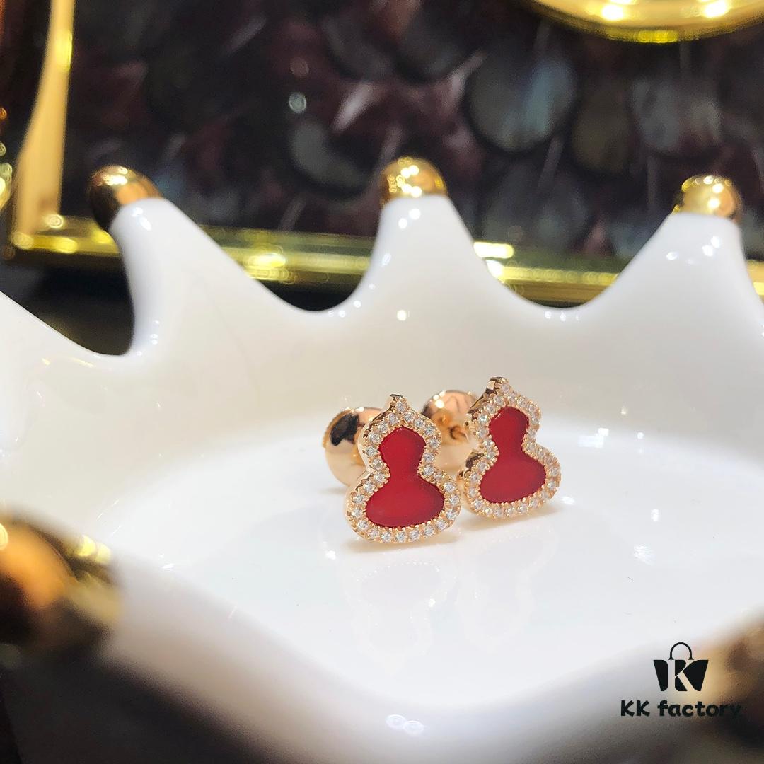 Gourd Green Jadeite, Green Agate, White Mother-of-Pearl Stud Earrings