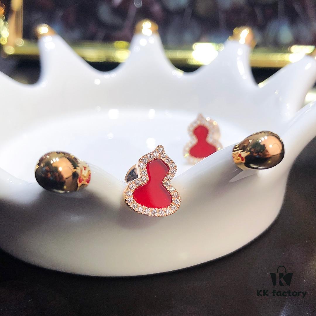 Gourd Green Jadeite, Green Agate, White Mother-of-Pearl Stud Earrings