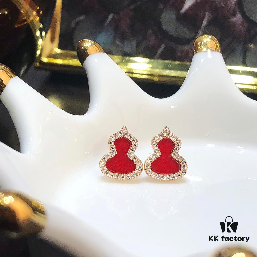 Gourd Green Jadeite, Green Agate, White Mother-of-Pearl Stud Earrings