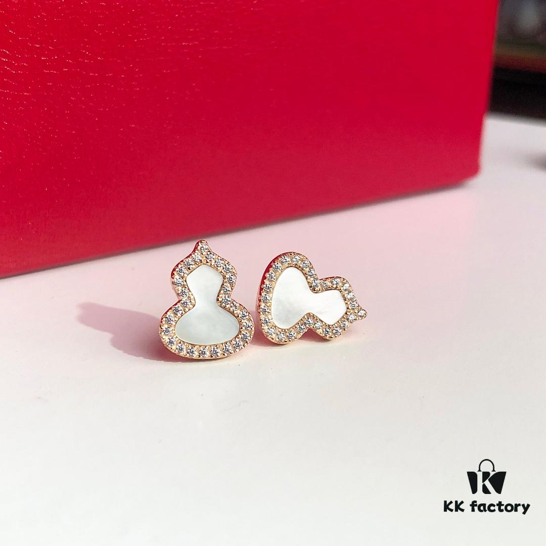 Gourd-shaped Green Jadeite, Green Agate, and White Mother-of-Pearl Stud Earrings