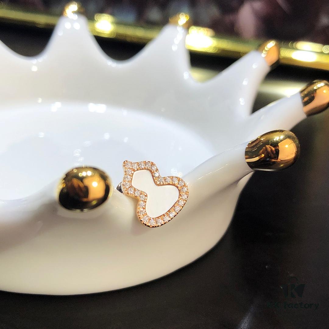 Gourd Green Jadeite, Green Agate, White Mother-of-Pearl Stud Earrings