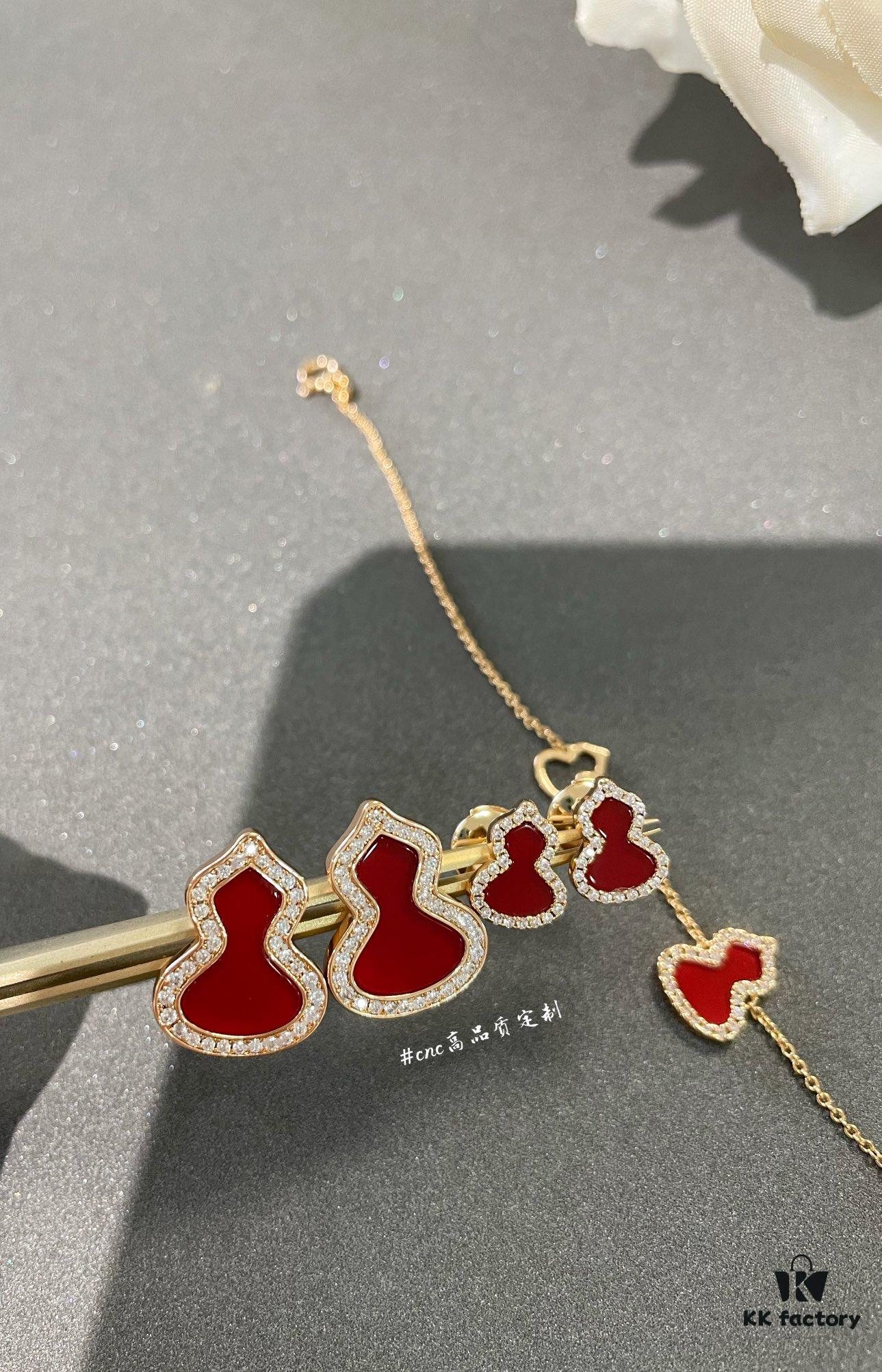 Casual Snap of a Red Qeelin Gourd Pendant ❤