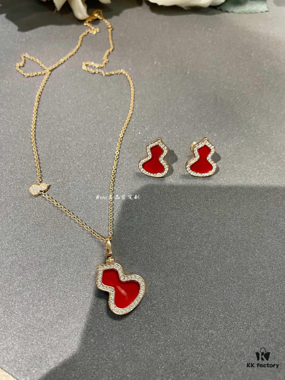 Qeelin Wulu Medium Gourd Pendant and Earrings in Red Carnelian