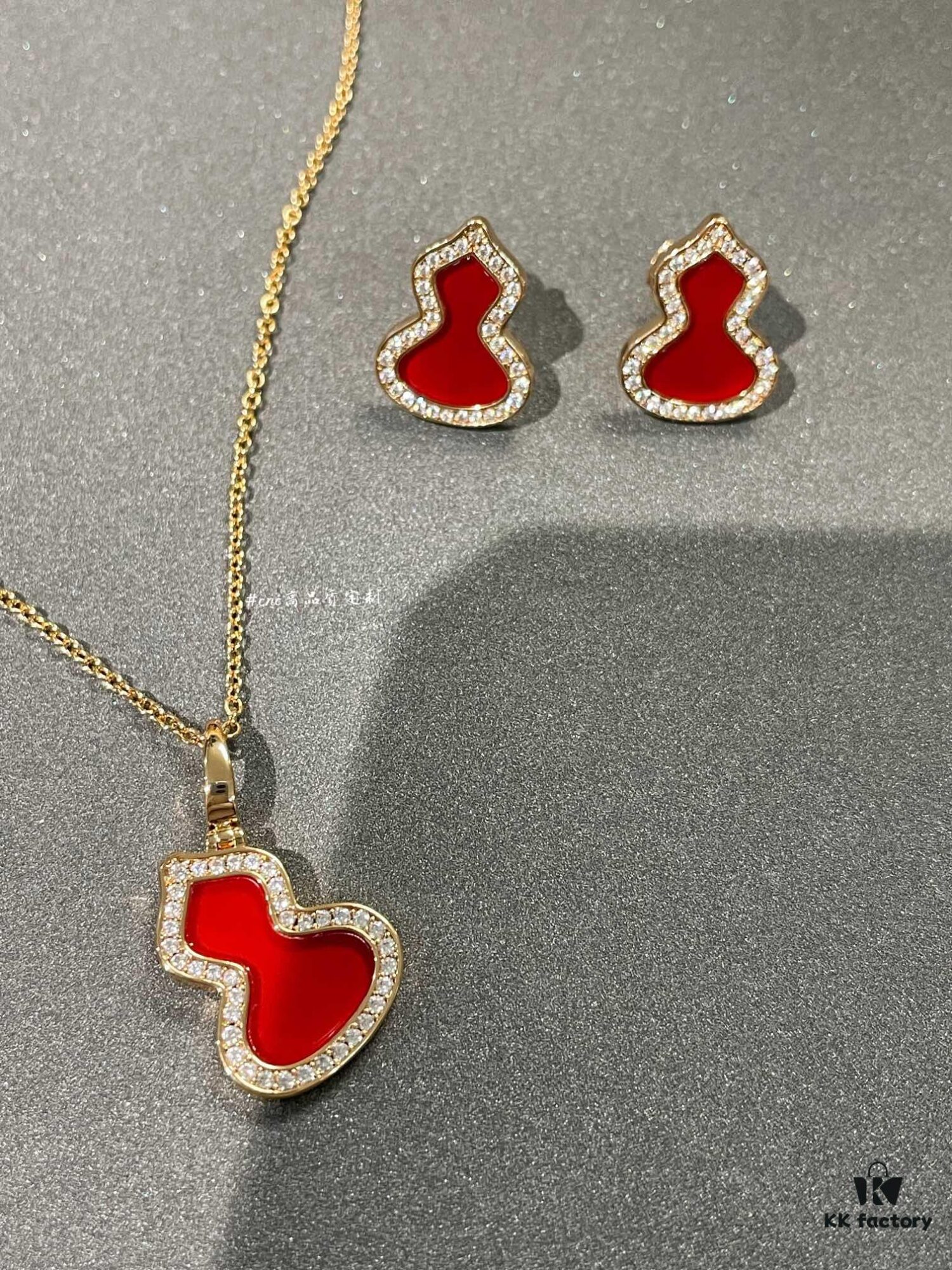 Qeelin Wulu Medium Gourd Pendant and Earrings in Red Carnelian