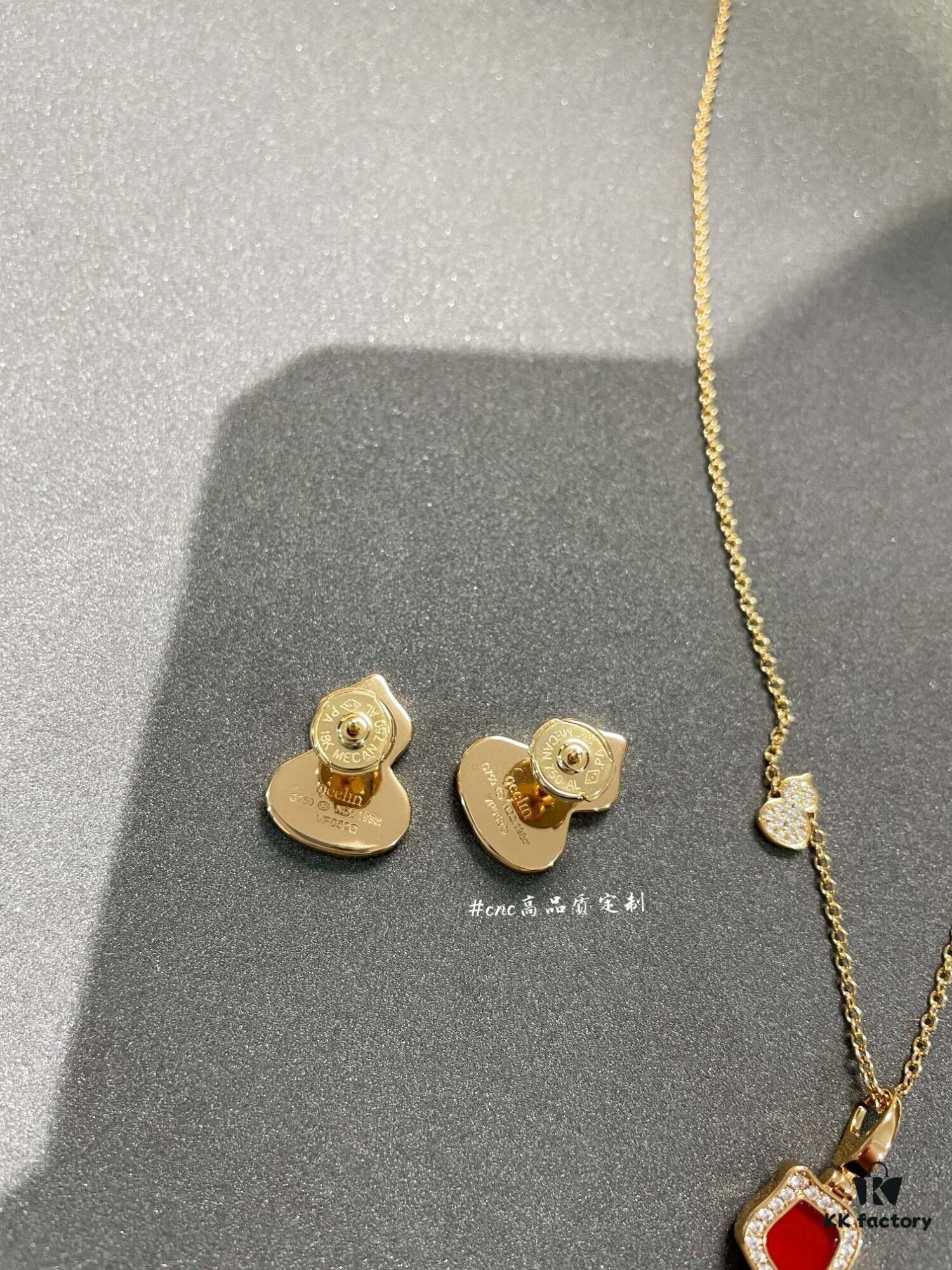 Qeelin Wulu Medium Gourd Pendant and Earrings in Red Carnelian