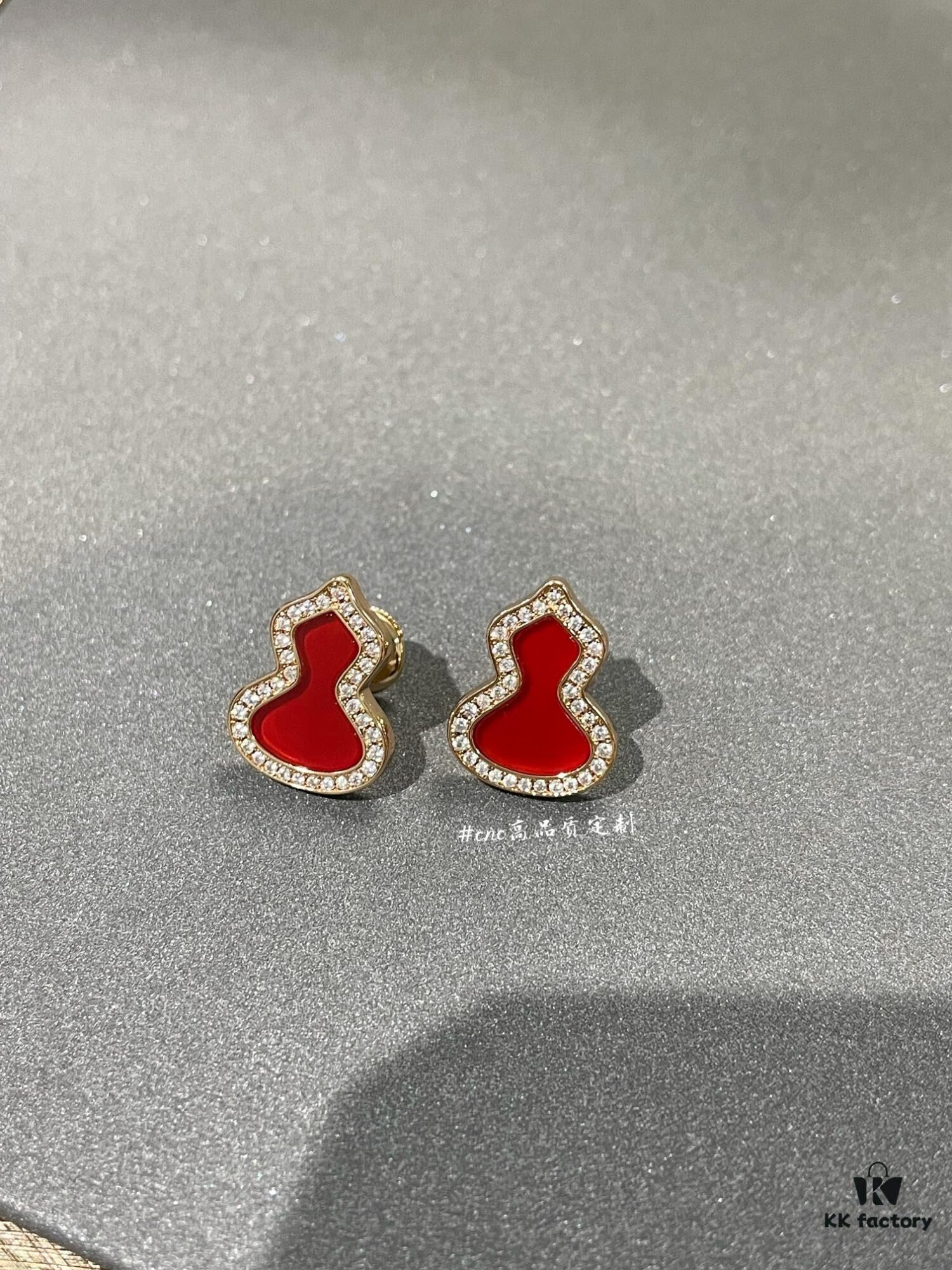 Qeelin Wulu Medium Gourd Pendant and Earrings in Red Carnelian