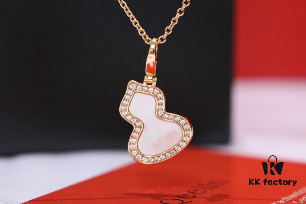 Large Gourd White Mother-of-Pearl Necklace