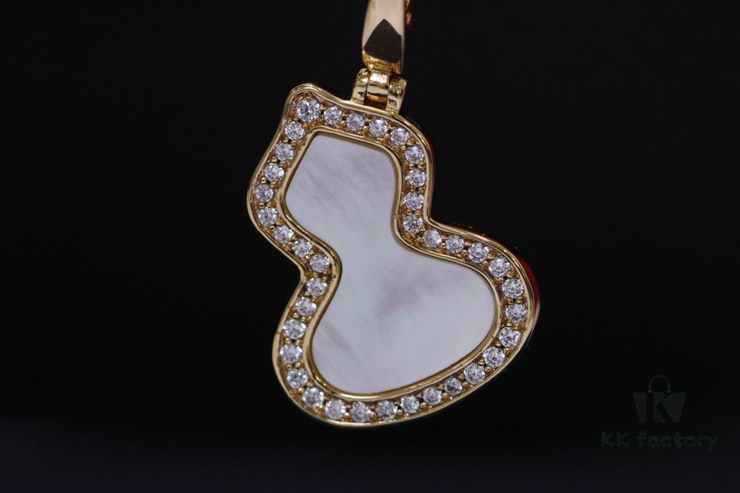 Large Gourd White Mother-of-Pearl Necklace
