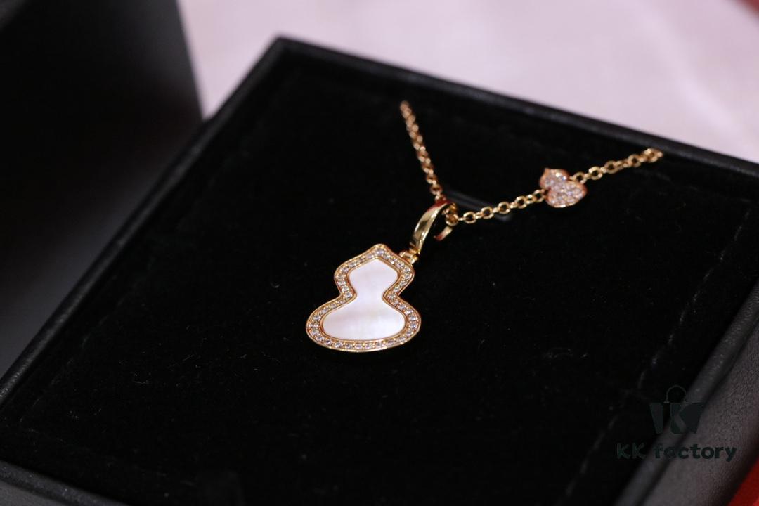 Large Gourd White Mother-of-Pearl Necklace