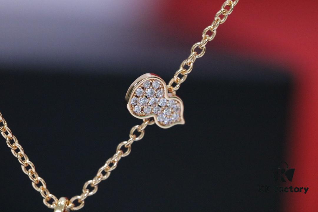 Large Gourd White Mother-of-Pearl Necklace