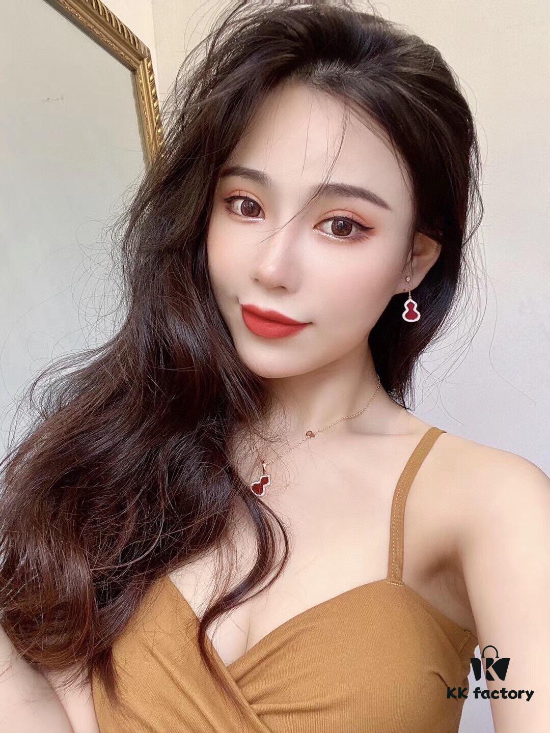 Hulu Necklace Wearing Look