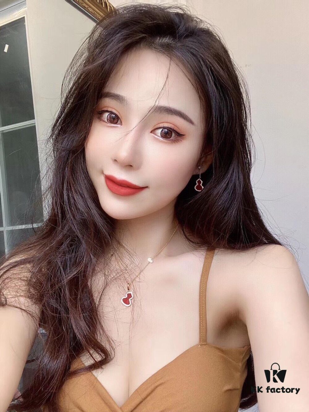 Hulu Necklace Wearing Look