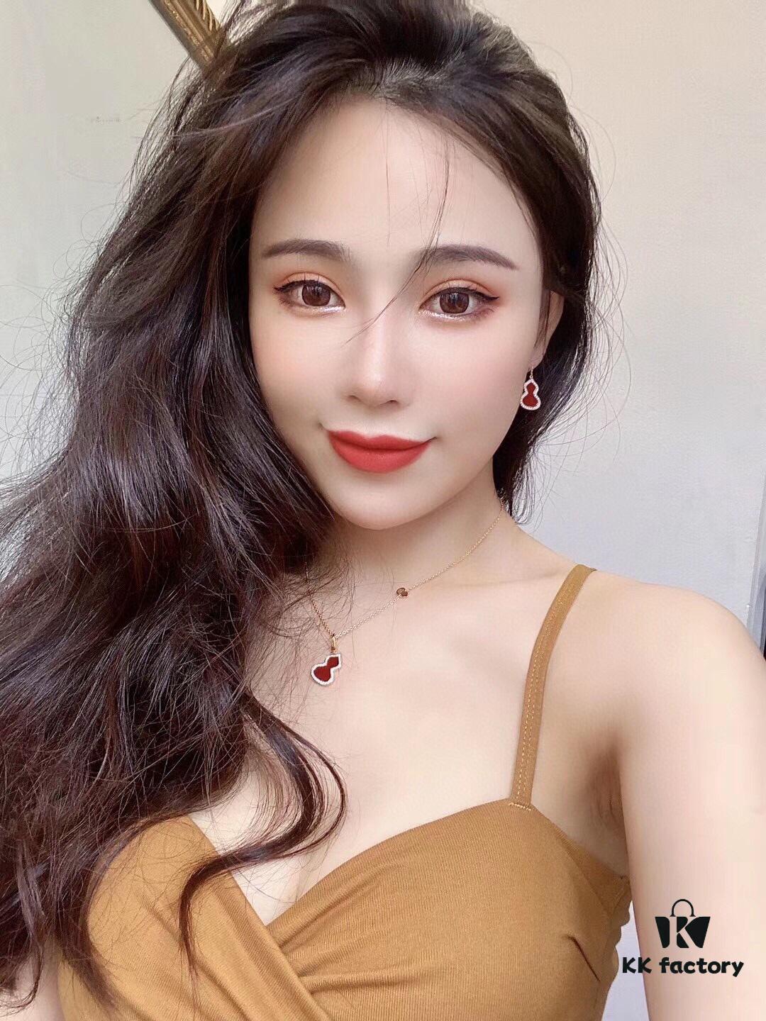 Hulu Necklace Wearing Look