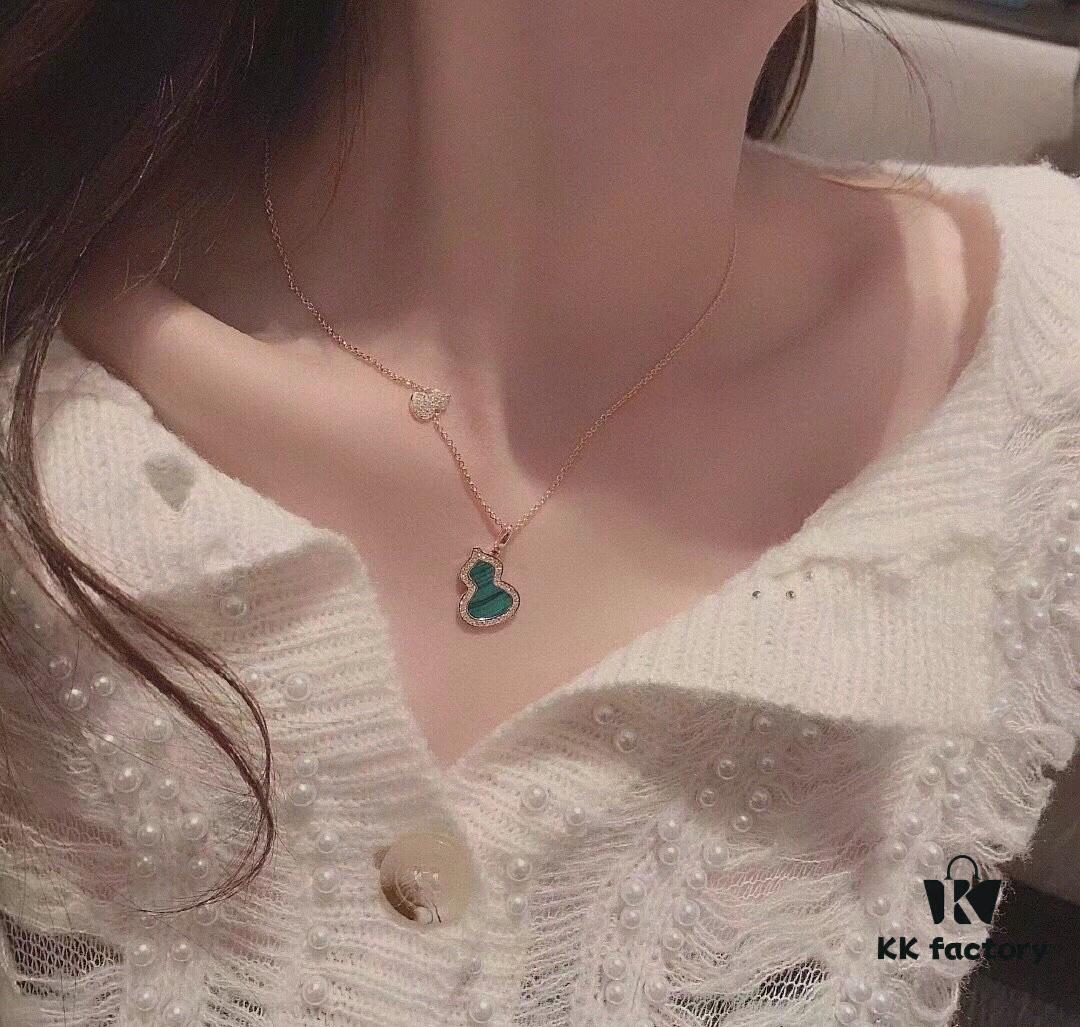 Hulu Necklace Wearing Look