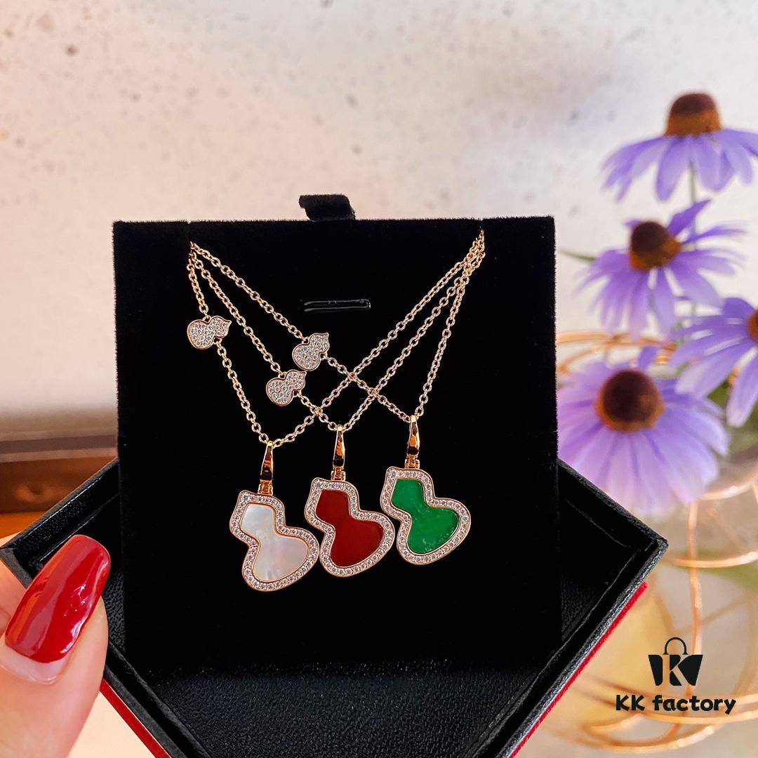 【V Gold Collection】Qeelin Kylin Hululu Necklace, blending Chinese elements with modern design, featuring natural agate in the iconic Wulu shape, vibrant as red leaves and blooming flowers