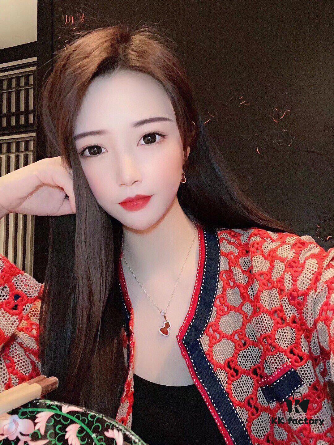 Hulu Necklace Wearing Look