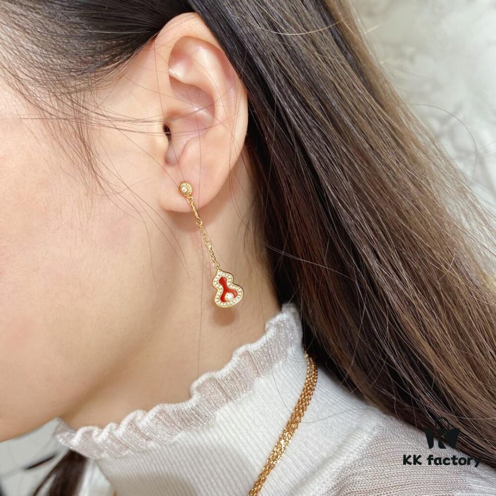 Kirin Mini Diamond Red Gourd Earrings, High Aesthetic Appeal, Excellent Fit, Versatile Design, Thick Gold Plating with Real Gold Texture, Eight-Heart Eight-Arrow High-Carbon Diamonds, Small and Exquisite