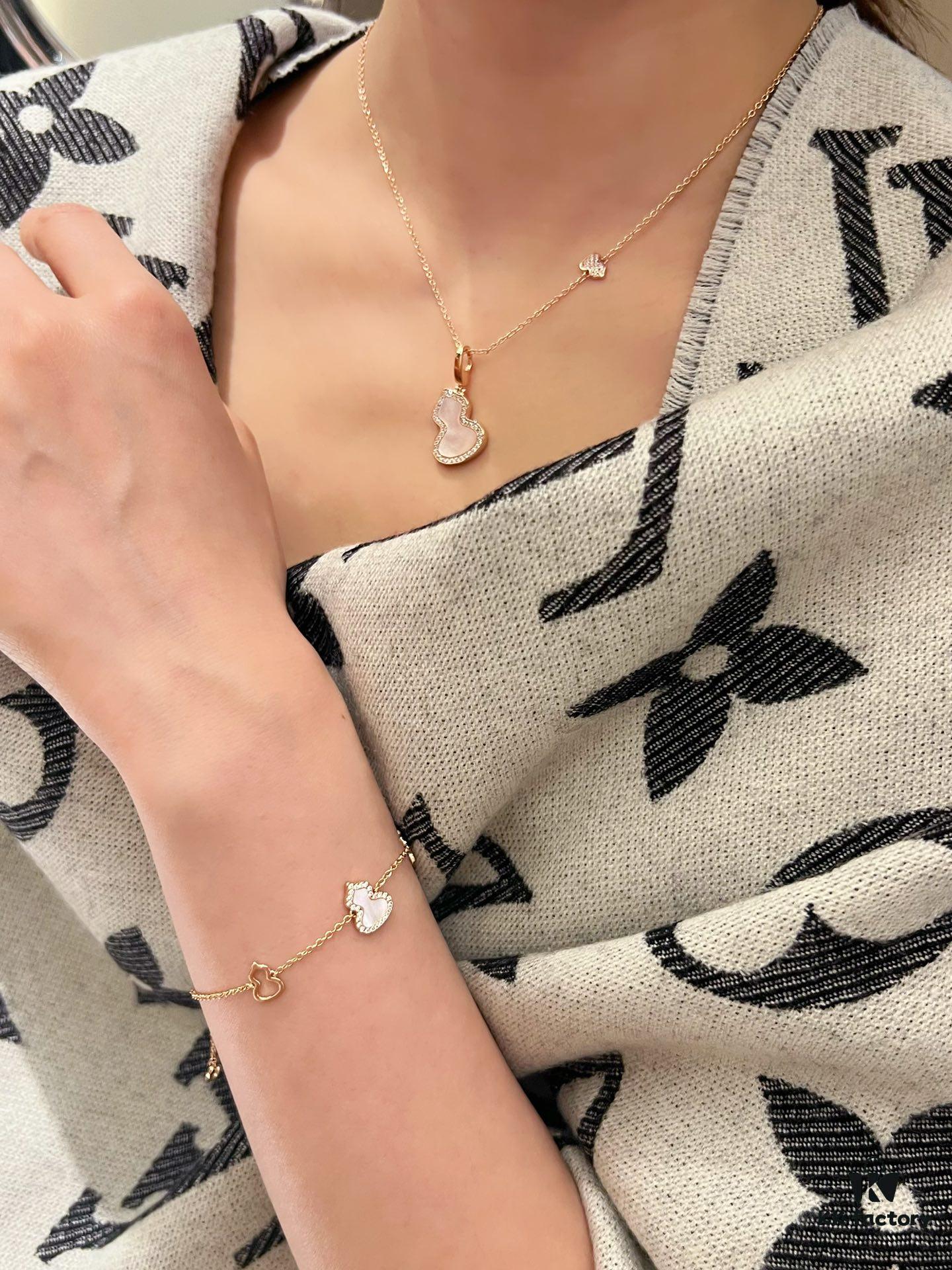 The white mother-of-pearl is absolutely stunning—today you can grab it without hesitation!