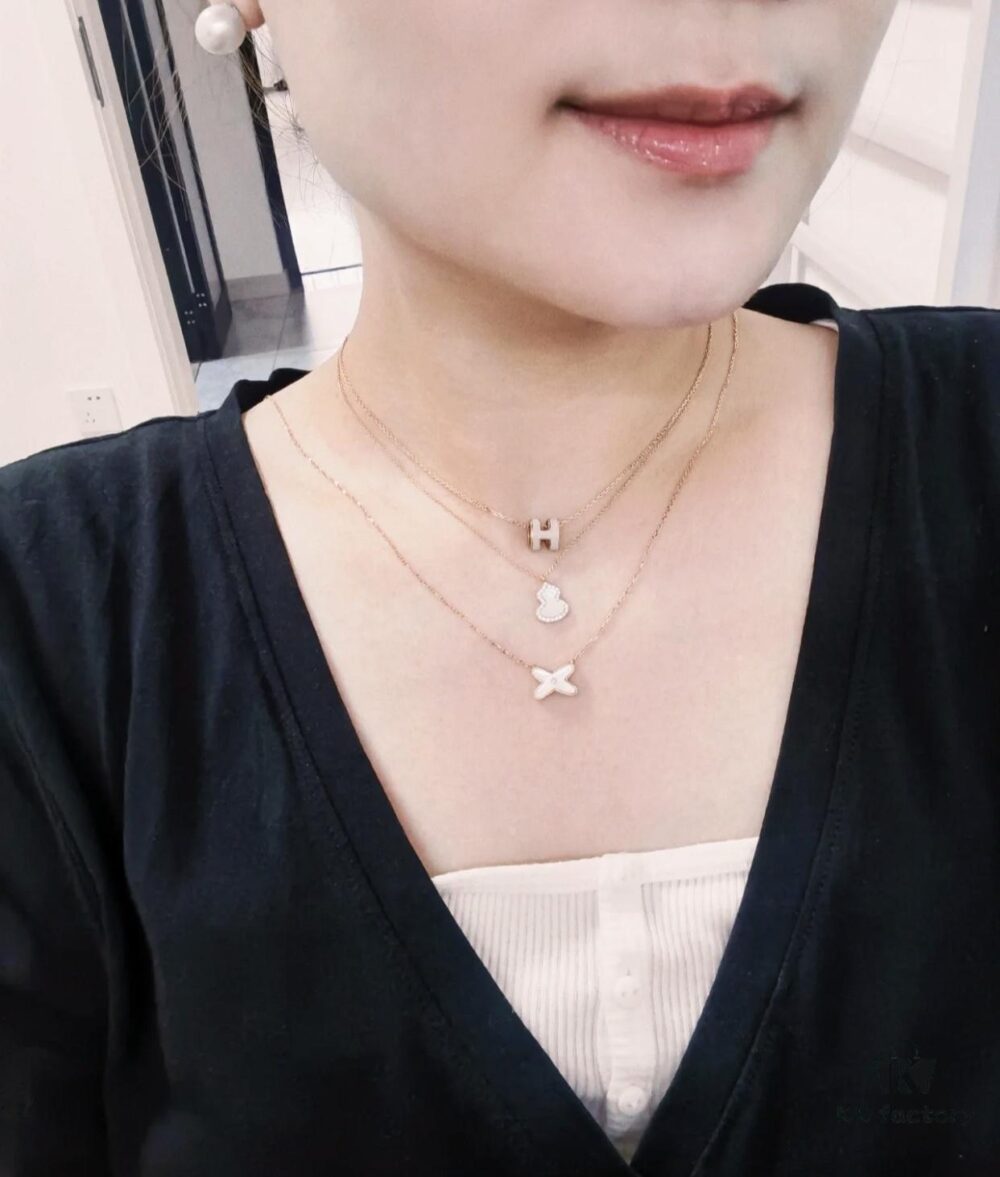 We all have this one, layering it like in Figure 1 is simply gorgeous! Girls, start learning!