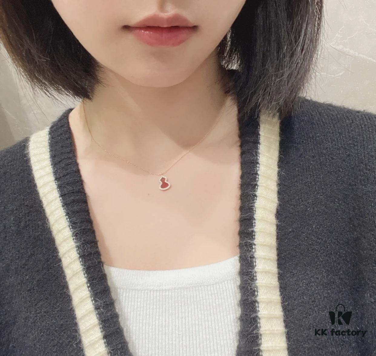 This gourd pendant is such a delightful surprise—small, exquisite, and elegantly simple with a touch of Chinese style; the green tone is incredibly flattering. It's perfect for wearing all year round, and the delicate sparkling crystals are absolutely beautiful!