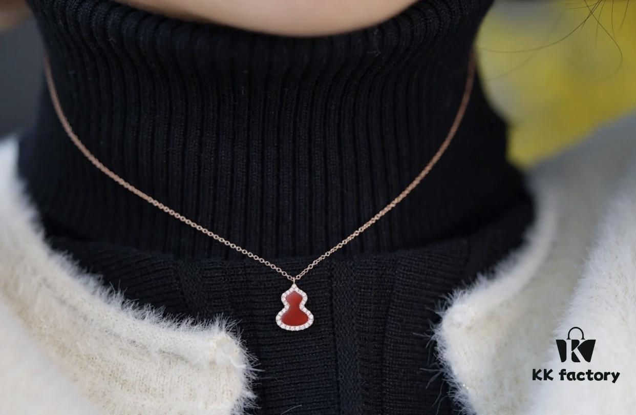 This gourd pendant is such a delightful surprise—small, exquisite, and elegantly simple with a touch of Chinese style; the green tone is incredibly flattering. It's perfect for wearing all year round, and the delicate sparkling crystals are absolutely beautiful!