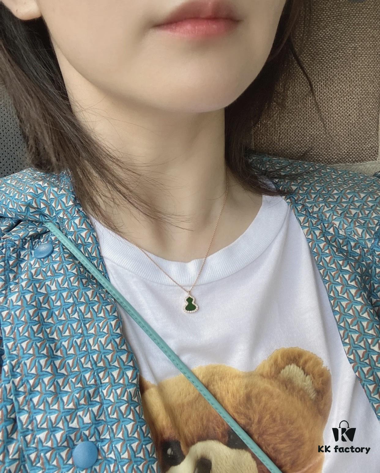 This gourd pendant is such a delightful surprise—small, exquisite, and elegantly simple with a touch of Chinese style; the green tone is incredibly flattering. It's perfect for wearing all year round, and the delicate sparkling crystals are absolutely beautiful!