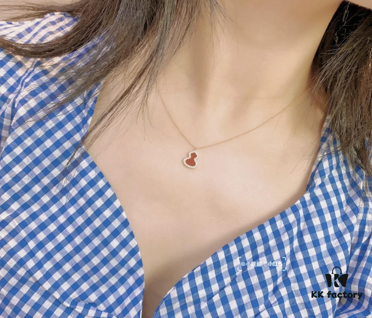 This gourd pendant is such a delightful surprise—small, exquisite, and elegantly simple with a touch of Chinese style; the green tone is incredibly flattering. It's perfect for wearing all year round, and the delicate sparkling crystals are absolutely beautiful!