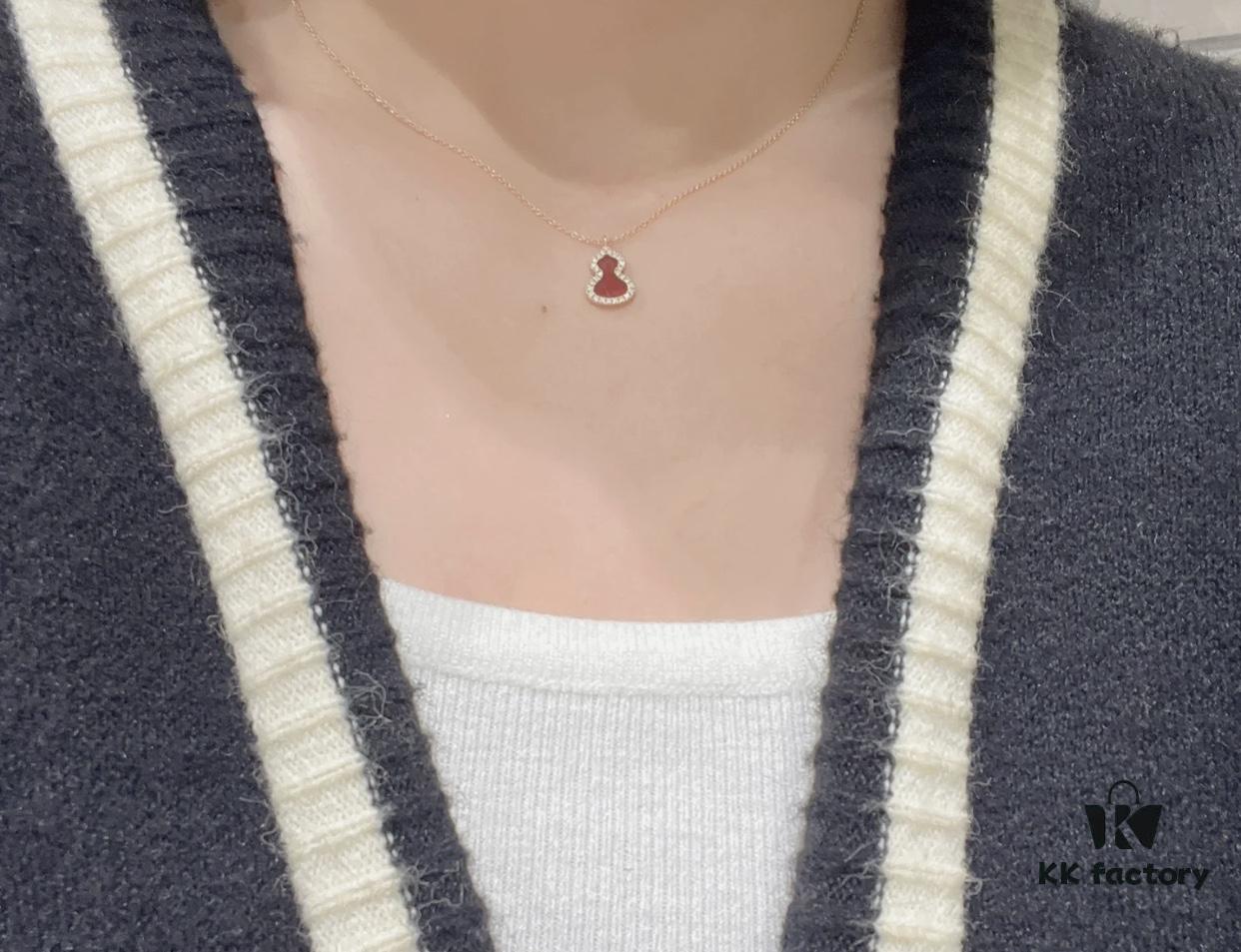 This gourd pendant is such a delightful surprise—small, exquisite, and elegantly simple with a touch of Chinese style; the green tone is incredibly flattering. It's perfect for wearing all year round, and the delicate sparkling crystals are absolutely beautiful!