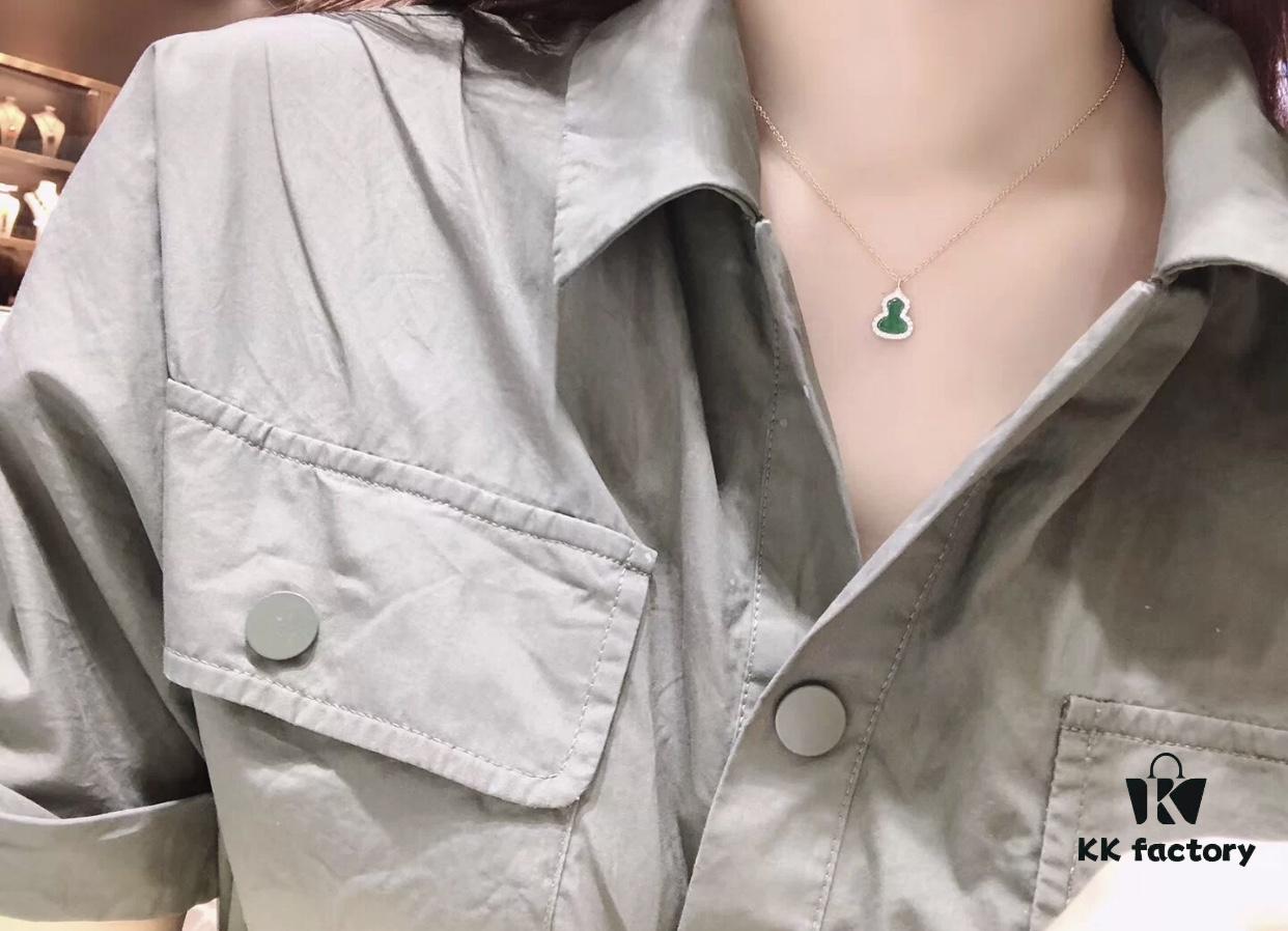 This gourd pendant is such a delightful surprise—small, exquisite, and elegantly simple with a touch of Chinese style; the green tone is incredibly flattering. It's perfect for wearing all year round, and the delicate sparkling crystals are absolutely beautiful!