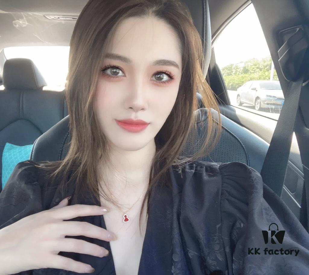 I really love this gourd-shaped 'Fu Lu' design, which retains traditional characteristics while highlighting a timeless and personalized style, exuding a graceful Chinese charm with elegance and deep symbolic meaning.