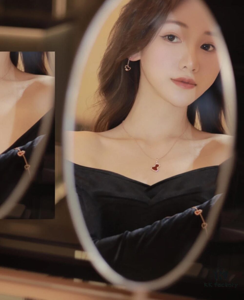 I really love this gourd-shaped 'Fu Lu' design, which retains traditional characteristics while highlighting a timeless and personalized style, exuding a graceful Chinese charm with elegance and deep symbolic meaning.