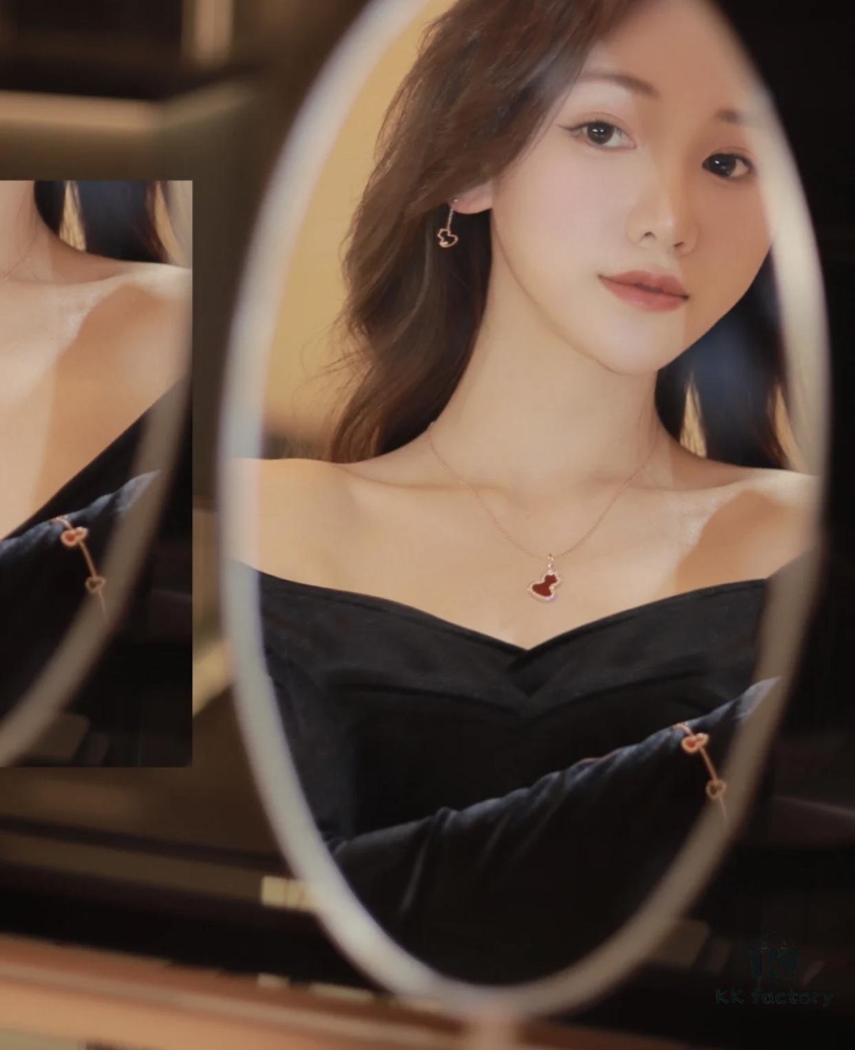 I really love this gourd-shaped 'Fu Lu' design, which retains traditional characteristics while highlighting a timeless and personalized style, exuding a graceful Chinese charm with elegance and deep symbolic meaning.