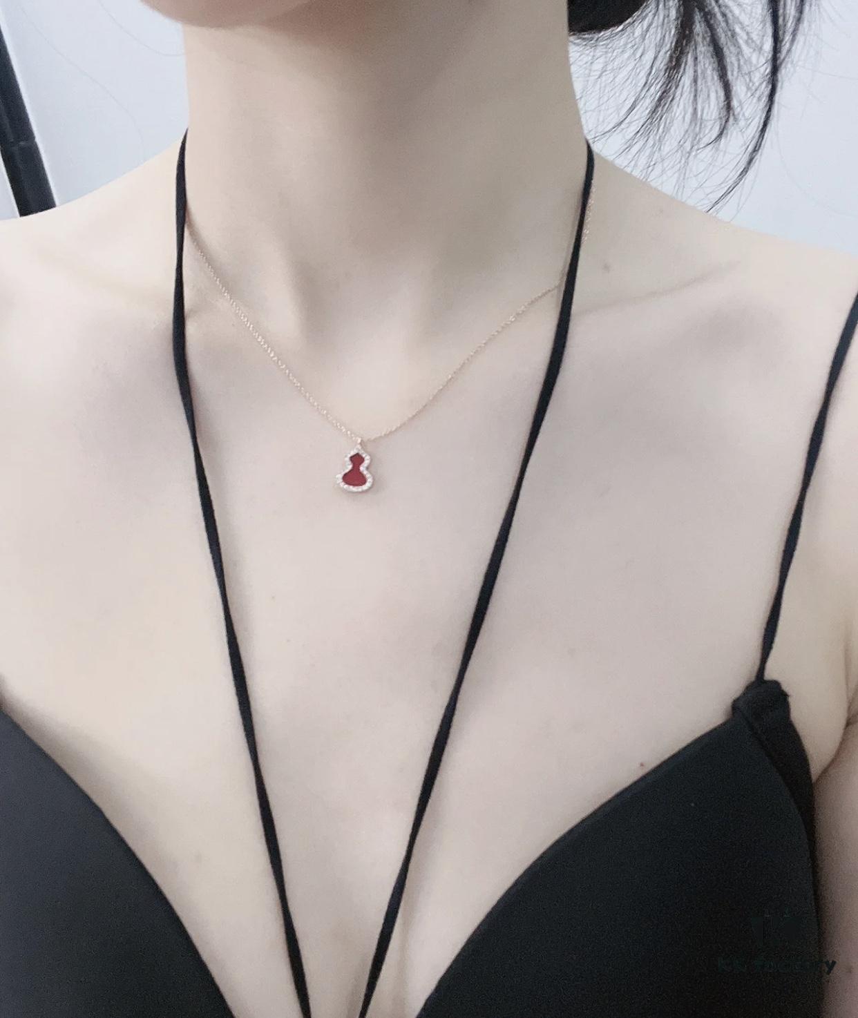 I really love this gourd-shaped 'Fu Lu' design, which retains traditional characteristics while highlighting a timeless and personalized style, exuding a graceful Chinese charm with elegance and deep symbolic meaning.