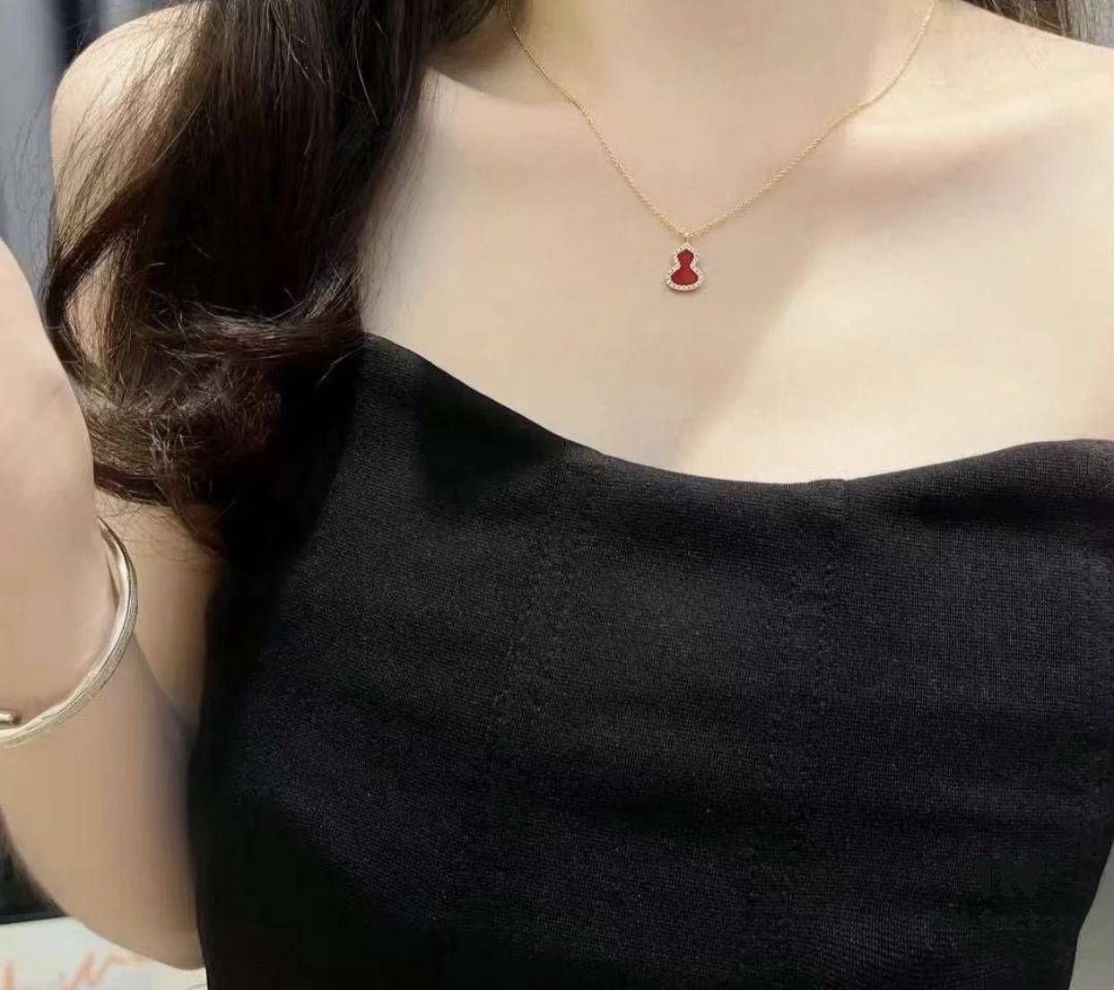 I really love this gourd-shaped 'Fu Lu' design, which retains traditional characteristics while highlighting a timeless and personalized style, exuding a graceful Chinese charm with elegance and deep symbolic meaning.