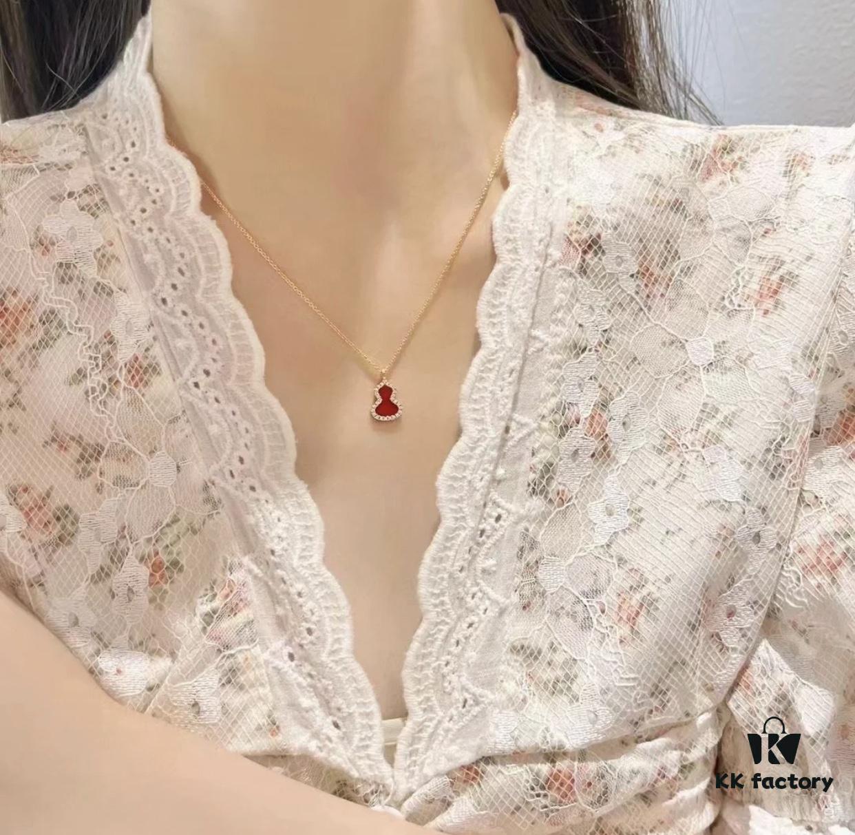 I really love this gourd-shaped 'Fu Lu' design, which retains traditional characteristics while highlighting a timeless and personalized style, exuding a graceful Chinese charm with elegance and deep symbolic meaning.