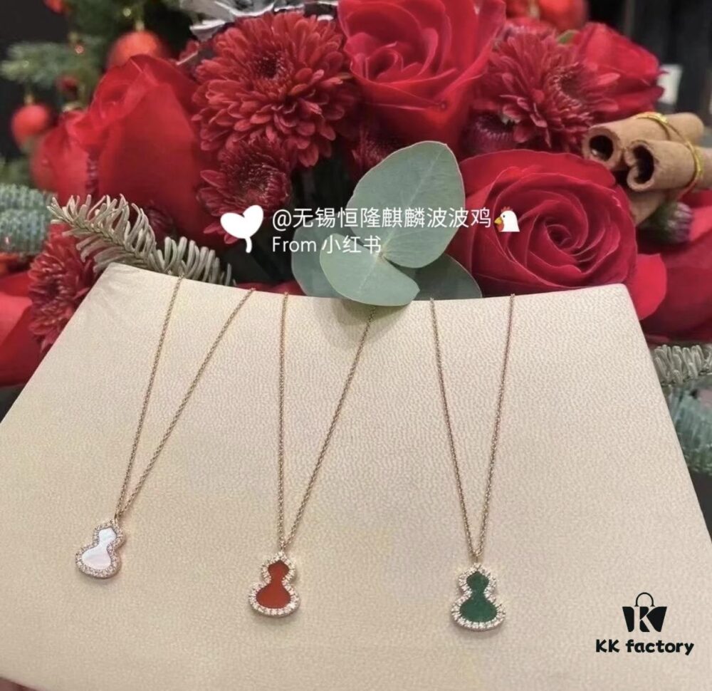 Qeeli's First Design WuLu Series, 'WuLu' Resonates with 'Fu Lu', Symbolizing Infinite Positive Energy and Attracting Wealth and Good Fortune; the '8'-Shaped Design Shares the Same Pronunciation as 'Fa', Representing Prosperity and Continuous Flow of Wealth