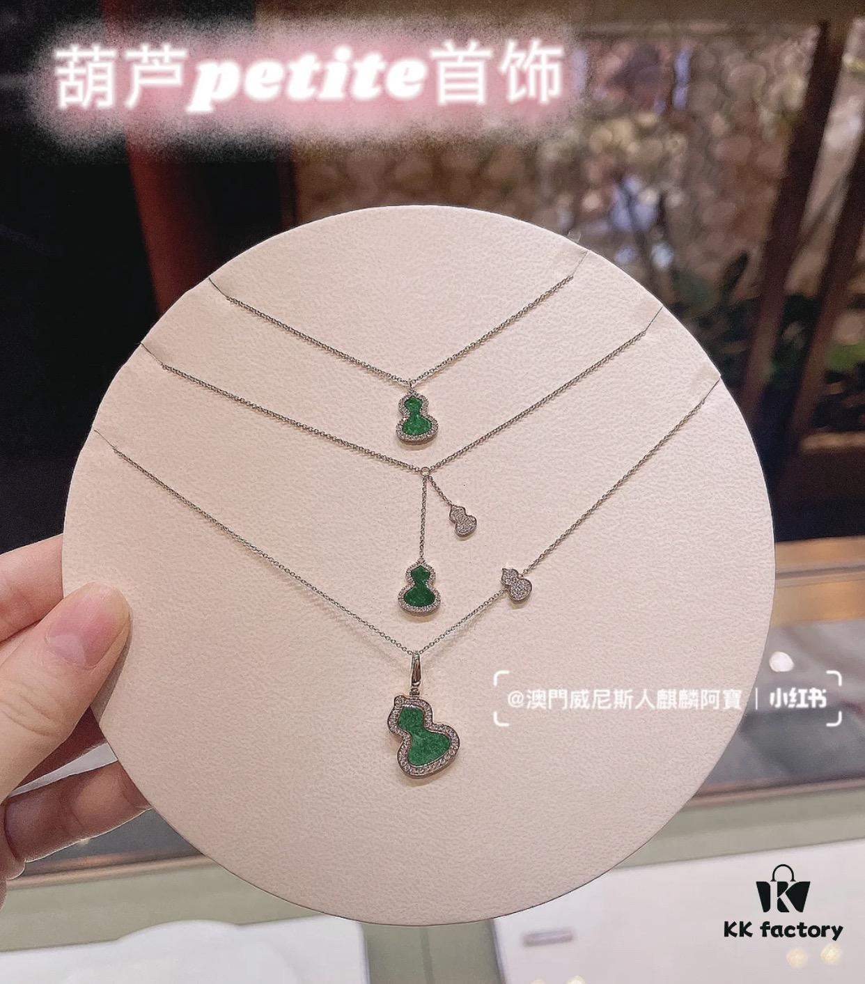 Qeeli's First Design WuLu Series, 'WuLu' Resonates with 'Fu Lu', Symbolizing Infinite Positive Energy and Attracting Wealth and Good Fortune; the '8'-Shaped Design Shares the Same Pronunciation as 'Fa', Representing Prosperity and Continuous Flow of Wealth