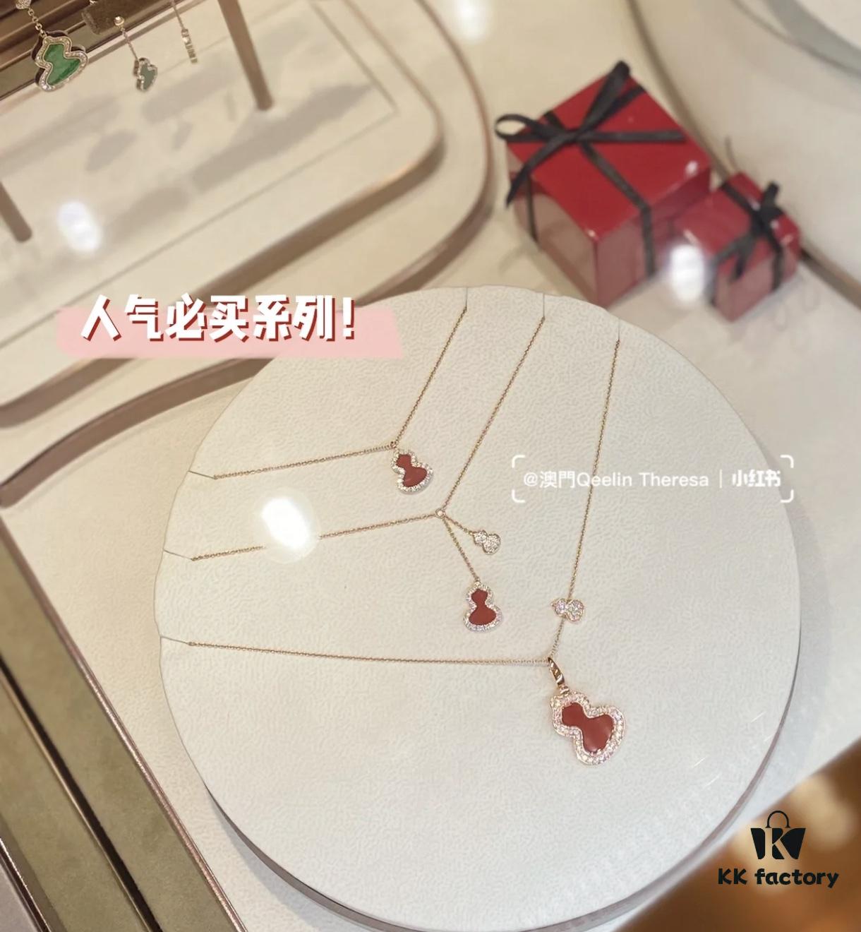 Qeeli's First Design WuLu Series, 'WuLu' Resonates with 'Fu Lu', Symbolizing Infinite Positive Energy and Attracting Wealth and Good Fortune; the '8'-Shaped Design Shares the Same Pronunciation as 'Fa', Representing Prosperity and Continuous Flow of Wealth