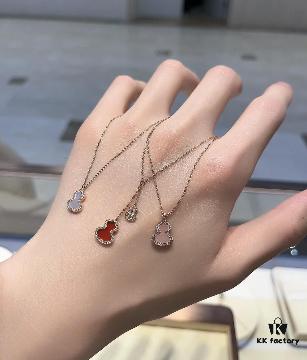 Qeeli's First Design WuLu Series, 'WuLu' Resonates with 'Fu Lu', Symbolizing Infinite Positive Energy and Attracting Wealth and Good Fortune; the '8'-Shaped Design Shares the Same Pronunciation as 'Fa', Representing Prosperity and Continuous Flow of Wealth